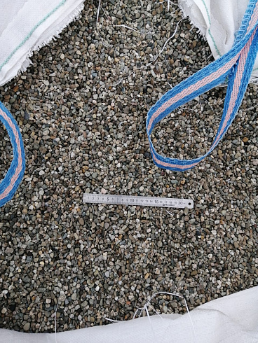 Kamenclub.ru: Галька речная окат (серая) фр.3-5 мм купить  в Саратове галька речная серая бежевый темно-серый окатанный речной камень округлый 9500 руб/т   фото КАМЕНЬ КЛУБ