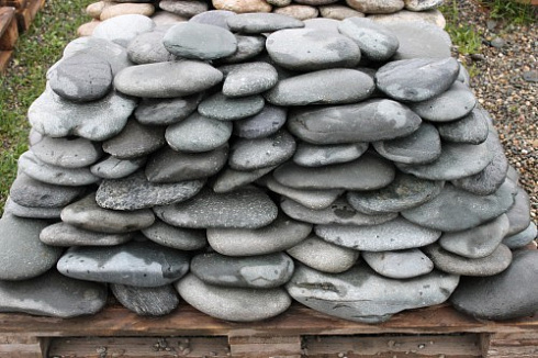 Kamenclub.ru: Галька речная плоская (темно-серая) фр. 100-200-300 мм. купить  в Саратове галька речная плоская темно-серый, серый, синий речной галечник плоский 9000 руб/т   фото КАМЕНЬ КЛУБ