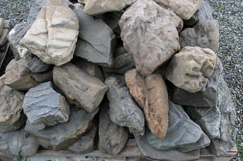 Kamenclub.ru: Песчаник декоративный ландшафтный (фр. 300-500 мм)  купить в Саратове песчаник желтый рыжий серый зеленый валун речной окатанный природный песчаника 4 500 руб/т   фото КАМЕНЬ КЛУБ