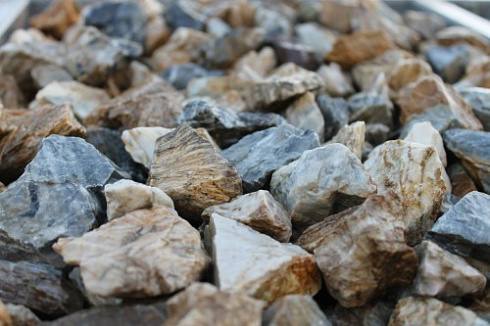 Kamenclub.ru: Мраморная крошка (щебень крошка медовый) фр. 20-40 мм.  купить в Саратове мрамор бежевый рыжий желтый ландшафтная мраморная крошка 12000 руб/т   фото КАМЕНЬ КЛУБ