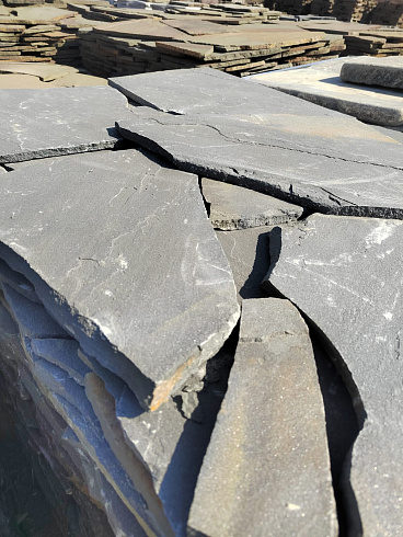 Kamenclub.ru: Песчаник пластушка светло-серый (3,0 см)  купить в Саратове песчаник светло-серый, серый песчаник рваный ландшафтный колотый 13800 руб/м3   фото КАМЕНЬ КЛУБ