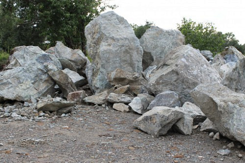 Kamenclub.ru: Змеевик скальник фр. 500-1500 мм.  купить в Саратове змеевик зеленый серый черный глыба скальная колотая 7500 руб/т   фото КАМЕНЬ КЛУБ