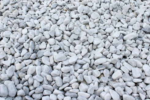 Kamenclub.ru: Щебень галтованный белый (мрамор) фр.5-10 мм.  купить в Саратове мрамор белый, айвори, молочный каменная мраморная декоративная ландшафтная крошка 17000 руб/т   фото КАМЕНЬ КЛУБ