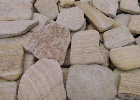 Kamenclub.ru: Песчаник пластушка галтованный желтый с рисунком (3 см)  купить в Саратове плитняк - пластушка желтый песчаник 21000 руб/м3   фото КАМЕНЬ КЛУБ