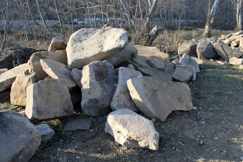 Kamenclub.ru: Песчаник плиты - плахи - пошаговые дорожки (фр. 70-150 мм)  купить в Саратове песчаник серый бежевый желтый зеленый колотый песчаник строительный 6500 руб/т   фото КАМЕНЬ КЛУБ