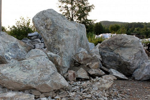 Kamenclub.ru: Змеевик скальник фр. 500-1500 мм.  купить в Саратове змеевик зеленый серый черный глыба скальная колотая 7500 руб/т   фото КАМЕНЬ КЛУБ