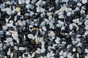 Kamenclub.ru: Мраморная крошка (щебень галтованный микс:белый-черный) фр.10-20 мм.  купить в Саратове мрамор белый, черный окатанные округлые декоративные ландшафтные камни щебня 15500 руб/т   фото КАМЕНЬ КЛУБ