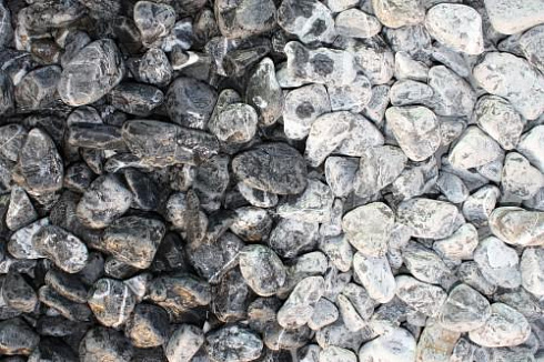 Kamenclub.ru: Щебень галтованный черный (мрамор) фр.20-40 мм.  купить в Саратове мрамор черный с белыми прожилками мрамор окатанный округлый 15000 руб/т   фото КАМЕНЬ КЛУБ