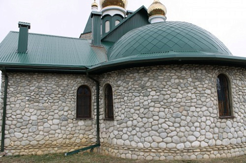 Kamenclub.ru: Галька речная плоская (бело-серая) фр. 100-200-300 мм. купить  в Саратове галька речная плоская серый, белый, бело-серый, серо-белый речная галька плоская  9000 руб/т   фото КАМЕНЬ КЛУБ