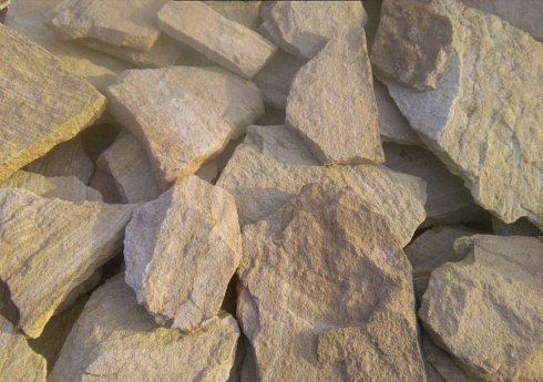 Kamenclub.ru: Песчаник пластушка "фонтанка" желтая (3,0 - 5,0 см)  купить в Саратове песчаник желтая, рыжий, желтый песчаник колотый рваный со сколом облицовочный 16200 руб/м3   фото КАМЕНЬ КЛУБ