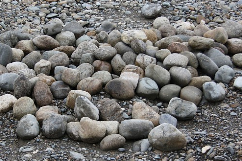 Kamenclub.ru: Речной валун (Ассорти) фр.100-300 мм.  купить в Саратове галечник серый, темно-серый, светло-серый речная галька крупных размеров 4200 руб/т   фото КАМЕНЬ КЛУБ