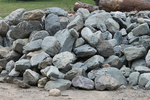 Kamenclub.ru: Гранит скальник (серо-зеленый) фр. 100-500 мм.  купить в Саратове гранит зеленый, серый, салатовый крупный ландшафтный валун 6 000 руб/т   фото КАМЕНЬ КЛУБ