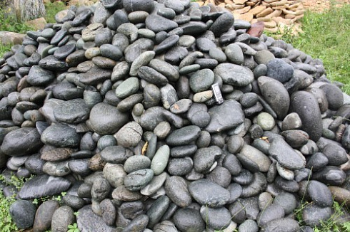 Kamenclub.ru: Темно-серый валунчик фр.100-300 мм.  купить в Саратове крупный природный камень серый, темно-серый, светло-серый речная галька большого размера окатанная 4500 руб/т   фото КАМЕНЬ КЛУБ