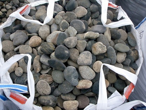 Kamenclub.ru: Галька речная плоская (ассорти) фр. 70-150 мм. купить  в Саратове галька галечник серый белый темно-серый синий светло-серый плоская природная галька  9000 руб/т   фото КАМЕНЬ КЛУБ