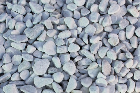 Kamenclub.ru: Щебень галтованный белый (мрамор) фр.5-10 мм.  купить в Саратове мрамор белый, айвори, молочный каменная мраморная декоративная ландшафтная крошка 17000 руб/т   фото КАМЕНЬ КЛУБ