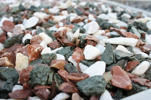 Kamenclub.ru: Мраморная крошка (щебень крошка микс: белый-зеленый-розовый) фр. 10-20 мм.  купить в Саратове мрамор белый, зеленый, розовый декоративный ландшафтный колотый щебень 12000 руб/т   фото КАМЕНЬ КЛУБ