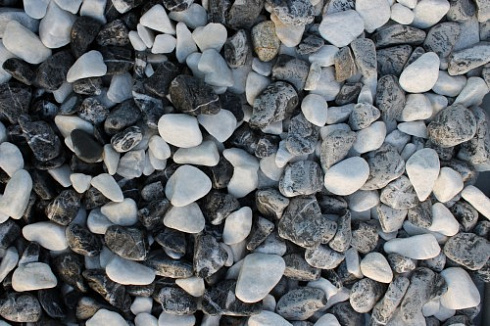 Kamenclub.ru: Мраморная крошка (щебень галтованный микс:: белый-черный) фр.20-40 мм  купить в Саратове мрамор белый, черный мраморный галтованный щебень 15500 руб/т   фото КАМЕНЬ КЛУБ