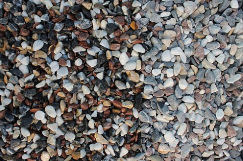 Kamenclub.ru: Мраморная крошка (щебень галтованный микс:белый-черный-розовый-медовый) фр.10-20 мм.  купить в Саратове мрамор белый, медовый, черный, розовый мраморный декоративный ландшафтный окатанный округлый галтованный щебень 15500 руб/т   фото КАМЕНЬ КЛУБ