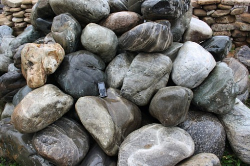 Kamenclub.ru: Речной валун Кабанчик фр.300-500 мм.  купить в Саратове крупный природный камень галька серый, темно-серый речной валун галечник масштабный 7000 руб/т   фото КАМЕНЬ КЛУБ