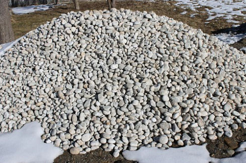 Kamenclub.ru: Галька речная окат (серо-белая) фр. 70-120 мм купить  в Саратове галька галечник бело-серая, серо-белая, серая, белая речная природная галька  8000 руб/т   фото КАМЕНЬ КЛУБ