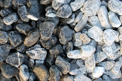 Kamenclub.ru: Щебень галтованный черный (мрамор) фр. 50-100 мм.  купить в Саратове мрамор черный с белыми прожилками щебень ландшафтный мраморный 15000 руб/т   фото КАМЕНЬ КЛУБ