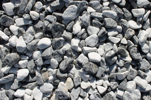 Kamenclub.ru: Мраморная крошка (щебень галтованный микс:: белый-черный) фр.20-40 мм  купить в Саратове мрамор белый, черный мраморный галтованный щебень 15500 руб/т   фото КАМЕНЬ КЛУБ