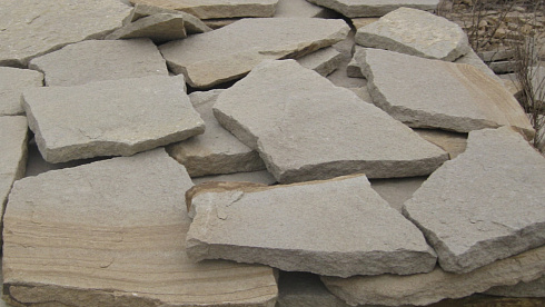 Kamenclub.ru: Песчаник пластушка светло-серый (2,0 см)  купить в Саратове плитняк- ластушка светло-серый, серый рваный ландшафтный плитняк колотый 13800 руб/м3   фото КАМЕНЬ КЛУБ