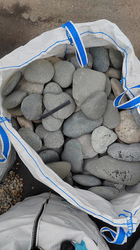 Kamenclub.ru: Галька речная плоская (темно-серая) фр. 70-150 мм. купить  в Саратове галечник природный темно-серый серый синий речная плоская природная окатанная  9000 руб/т   фото КАМЕНЬ КЛУБ