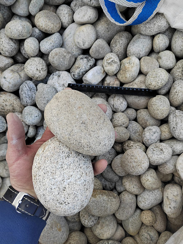 Kamenclub.ru: Галька речная окат (серо-белая) фр. 70-120 мм купить  в Саратове галька галечник бело-серая, серо-белая, серая, белая речная природная галька  8000 руб/т   фото КАМЕНЬ КЛУБ