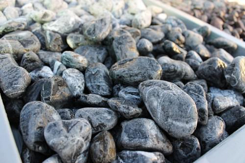 Kamenclub.ru: Щебень галтованный черный (мрамор) фр.20-40 мм.  купить в Саратове мрамор черный с белыми прожилками мрамор окатанный округлый 15000 руб/т   фото КАМЕНЬ КЛУБ