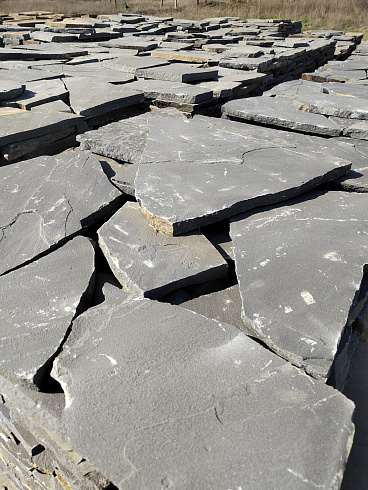 Kamenclub.ru: Песчаник пластушка светло-серый (2,0 см)  купить в Саратове плитняк- ластушка светло-серый, серый рваный ландшафтный плитняк колотый 13800 руб/м3   фото КАМЕНЬ КЛУБ