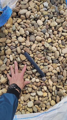 Kamenclub.ru: Галька речная окат рыжая фр. 20-40 мм. купить  в Саратове галька речная окатанная рыжая желтая серая округлая речная галька 5000 руб/т   фото КАМЕНЬ КЛУБ