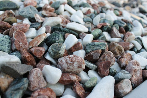 Kamenclub.ru: Мраморная крошка (щебень галтованный микс:белый-зеленый-розовый) фр.20-40 мм.  купить в Саратове мрамор белый, зеленый, розовый мрамор декоративный (галтовка) 15500 руб/т   фото КАМЕНЬ КЛУБ