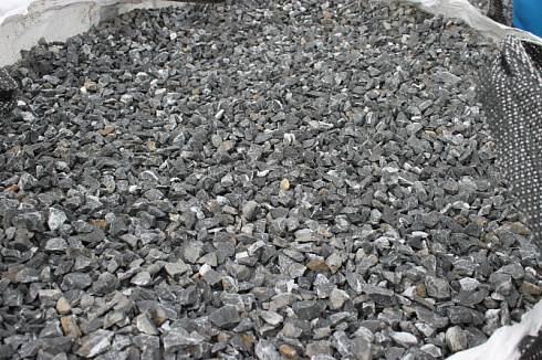 Kamenclub.ru: Щебень крошка черный (мрамор) фр. 40-70 мм.  купить в Саратове мрамор черный с белыми прожилками, черный, белый декоративный щебень 11000 руб/т   фото КАМЕНЬ КЛУБ