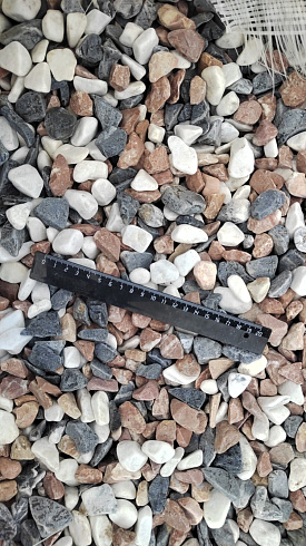 Kamenclub.ru: Мраморная крошка (щебень галтованный микс:белый-зеленый-розовый) фр.20-40 мм.  купить в Саратове мрамор белый, зеленый, розовый мрамор декоративный (галтовка) 15500 руб/т   фото КАМЕНЬ КЛУБ