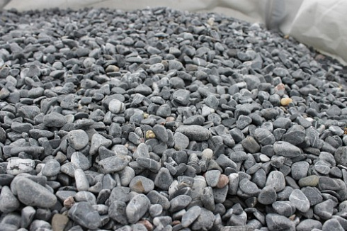 Kamenclub.ru: Щебень галтованный черный (мрамор) фр.10-20 мм.  купить в Саратове мрамор черный с белыми прожилками, черный, белый окатанный округлый ландшафтный декоративный щебень 15000 руб/т   фото КАМЕНЬ КЛУБ