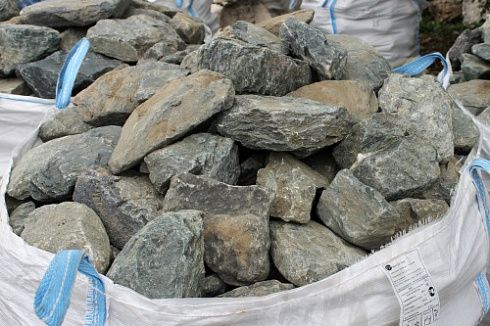 Kamenclub.ru: Гранит скальник (серо-зеленый) фр. 100-500 мм.  купить в Саратове гранит зеленый, серый, салатовый крупный ландшафтный валун 6 000 руб/т   фото КАМЕНЬ КЛУБ