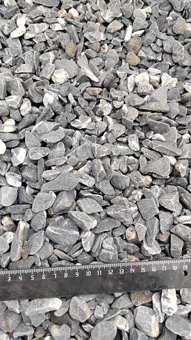 Kamenclub.ru: Щебень галтованный черный (мрамор) фр.10-20 мм.  купить в Саратове мрамор черный с белыми прожилками, черный, белый окатанный округлый ландшафтный декоративный щебень 15000 руб/т   фото КАМЕНЬ КЛУБ