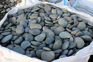 Kamenclub.ru: Галька речная плоская (темно-серая) фр. 100-200-300 мм. купить в Саратове галька речная плоская темно-серый, серый, синий речной галечник плоский 9000 руб/т   фото КАМЕНЬ КЛУБ