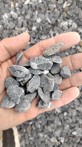 Kamenclub.ru: Щебень галтованный черный (мрамор) фр.10-20 мм.  купить в Саратове мрамор черный с белыми прожилками, черный, белый окатанный округлый ландшафтный декоративный щебень 15000 руб/т   фото КАМЕНЬ КЛУБ