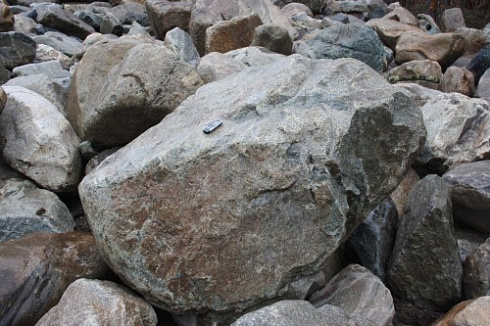 Kamenclub.ru: Гранит скальник (серо-зеленый) фр. 500-1500 мм.  купить в Саратове гранит мрамор  серый зеленый темно-серый глыба скальная колотая ландшафтная 7 500 руб/т   фото КАМЕНЬ КЛУБ