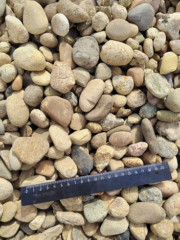 Kamenclub.ru: Галька речная окат рыжая фр. 20-40 мм. купить  в Саратове галька речная окатанная рыжая желтая серая округлая речная галька 5000 руб/т   фото КАМЕНЬ КЛУБ