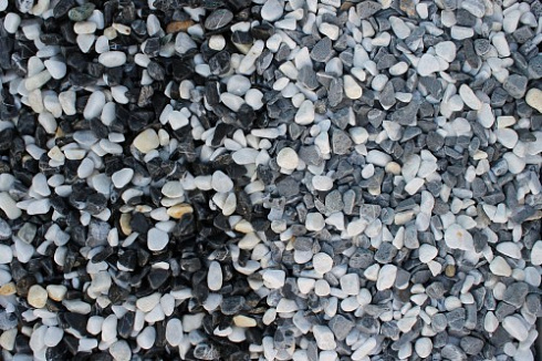 Kamenclub.ru: Мраморная крошка (щебень галтованный микс:белый-черный) фр.10-20 мм.  купить в Саратове мрамор белый, черный окатанные округлые декоративные ландшафтные камни щебня 15500 руб/т   фото КАМЕНЬ КЛУБ