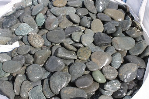 Kamenclub.ru: Галька речная плоская (темно-серая) фр. 100-200-300 мм. купить  в Саратове галька речная плоская темно-серый, серый, синий речной галечник плоский 9000 руб/т   фото КАМЕНЬ КЛУБ