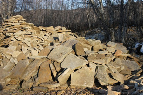 Kamenclub.ru: Песчаник плиты - плахи - пошаговые дорожки (фр. 70-150 мм)  купить в Саратове песчаник серый бежевый желтый зеленый колотый песчаник строительный 6500 руб/т   фото КАМЕНЬ КЛУБ