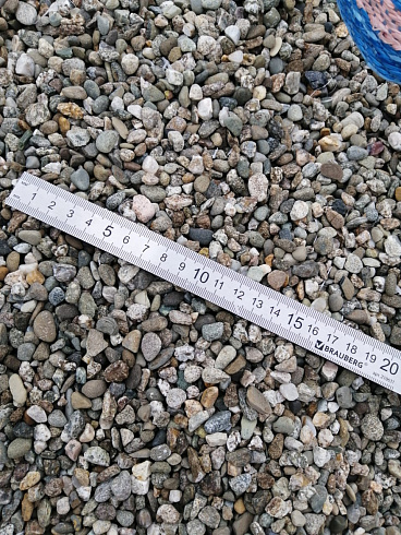 Kamenclub.ru: Галька речная окат (серая) фр.3-5 мм купить  в Саратове галька речная серая бежевый темно-серый окатанный речной камень округлый 9500 руб/т   фото КАМЕНЬ КЛУБ