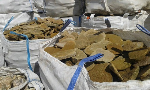 Kamenclub.ru: Песчаник колотый для облицовки (фр. 2-3 см)  купить в Саратове песчаник бежевый серый рыжий песчаник строительный 5000 руб/т   фото КАМЕНЬ КЛУБ