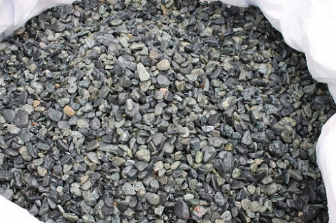 Kamenclub.ru: Щебень галтованный зеленый (змеевик) фр. 20-40 мм.  купить в Саратове мрамор зеленый, салатовый оголтованный щебень мраморный 12500 руб/т   фото КАМЕНЬ КЛУБ