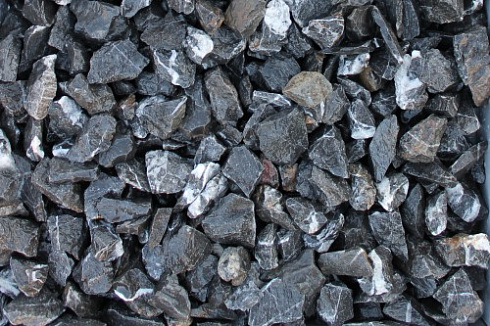 Kamenclub.ru: Щебень крошка черный (мрамор) фр. 3-5 мм.  купить в Саратове мрамор черный белый с прожилками щебень мраморный декоративный колотый 18000 руб/т   фото КАМЕНЬ КЛУБ