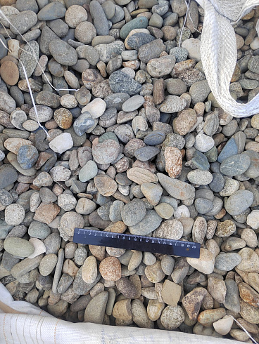 Kamenclub.ru: Галька речная окат (серая) фр.40-60 мм купить  в Саратове галька речная серый бежевый рыжий коричневый округлый речной камень 5000 руб/т   фото КАМЕНЬ КЛУБ